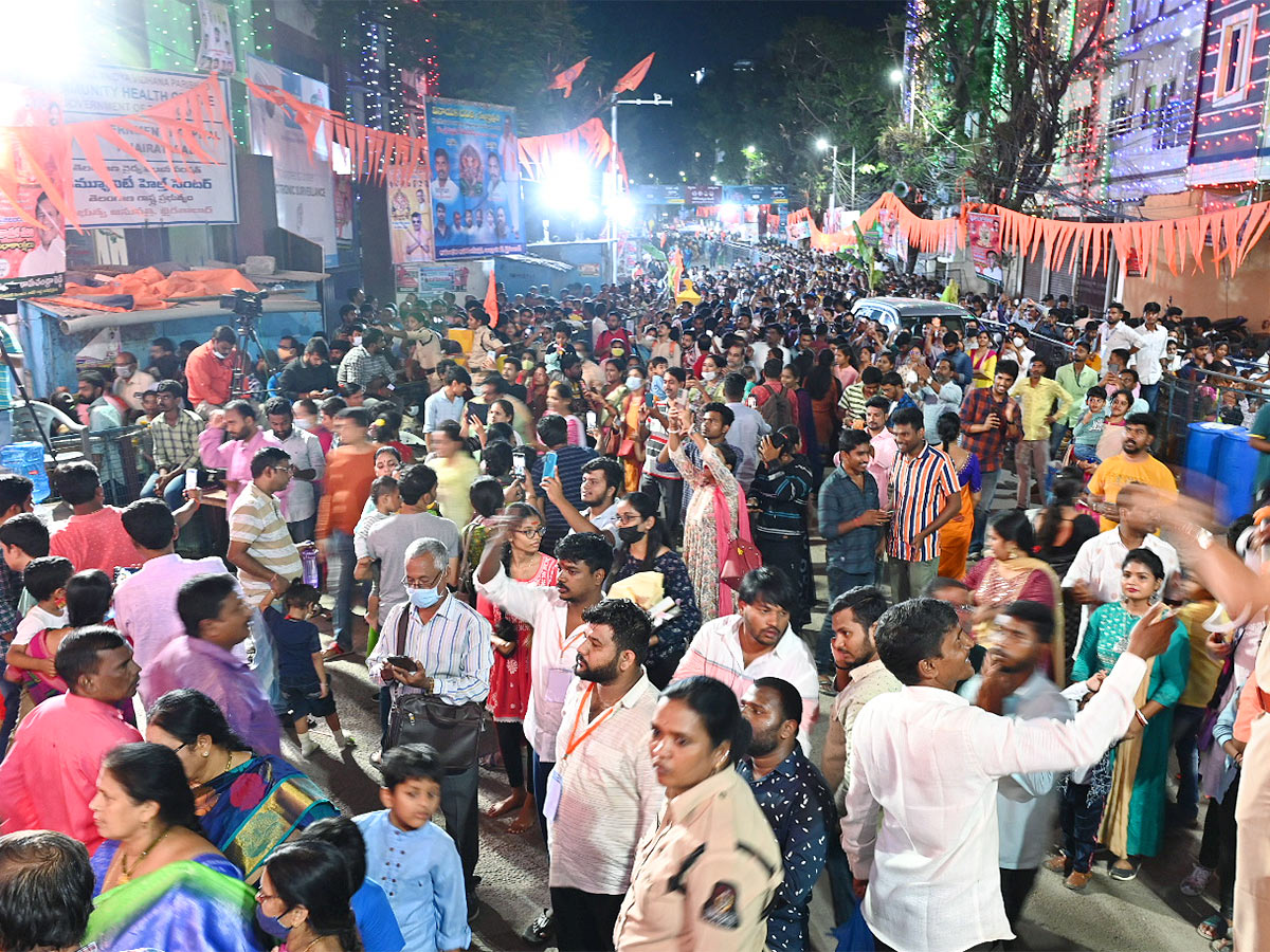 Huge Deveotees Rush At Khairatabad Ganesh Due To Weekend - Sakshi6