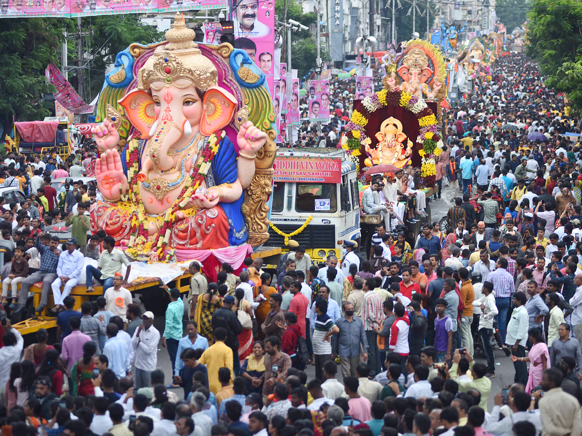 Ganesh nimajjanam in Hyderabad 2022 celerbrations Photo Gallery - Sakshi42