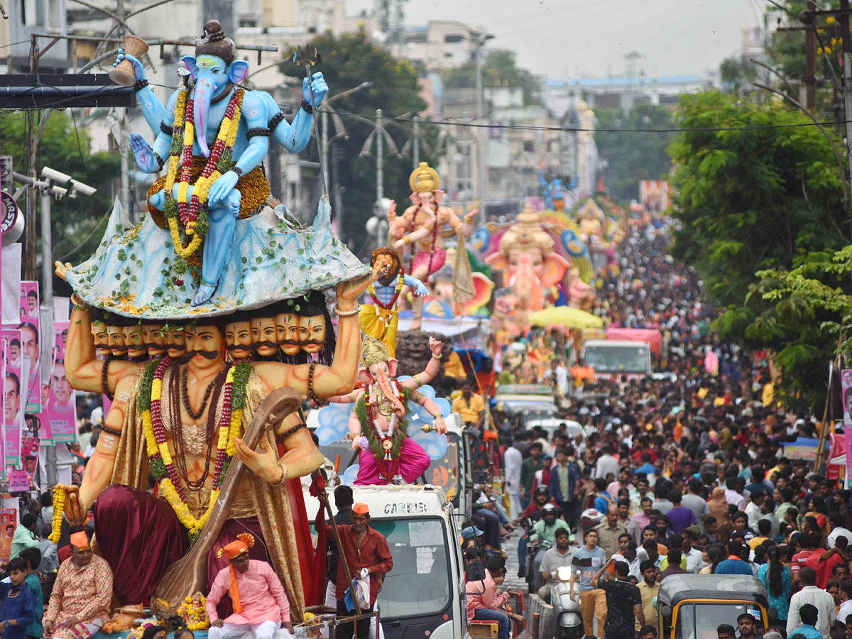 Ganesh nimajjanam in Hyderabad 2022 celerbrations Photo Gallery - Sakshi43