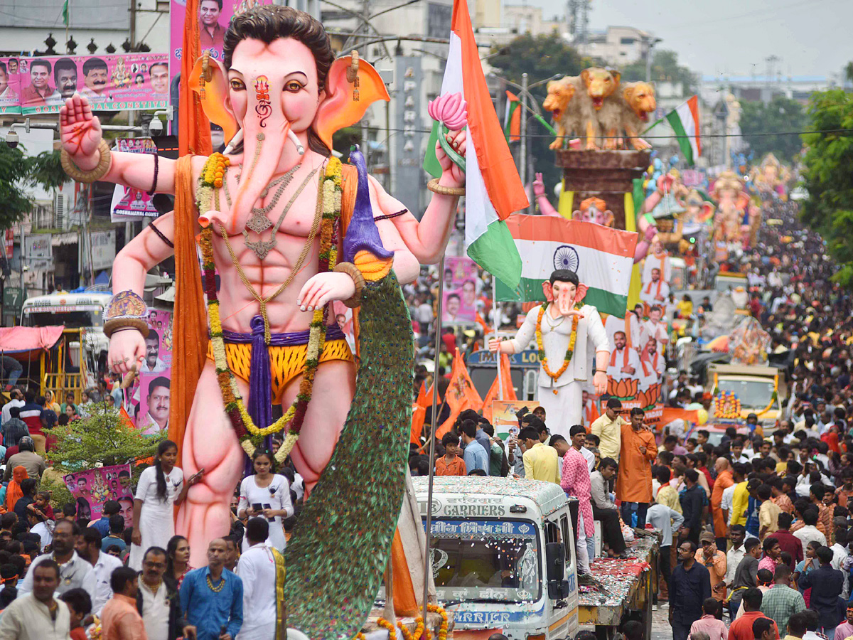 Ganesh nimajjanam in Hyderabad 2022 celerbrations Photo Gallery - Sakshi45