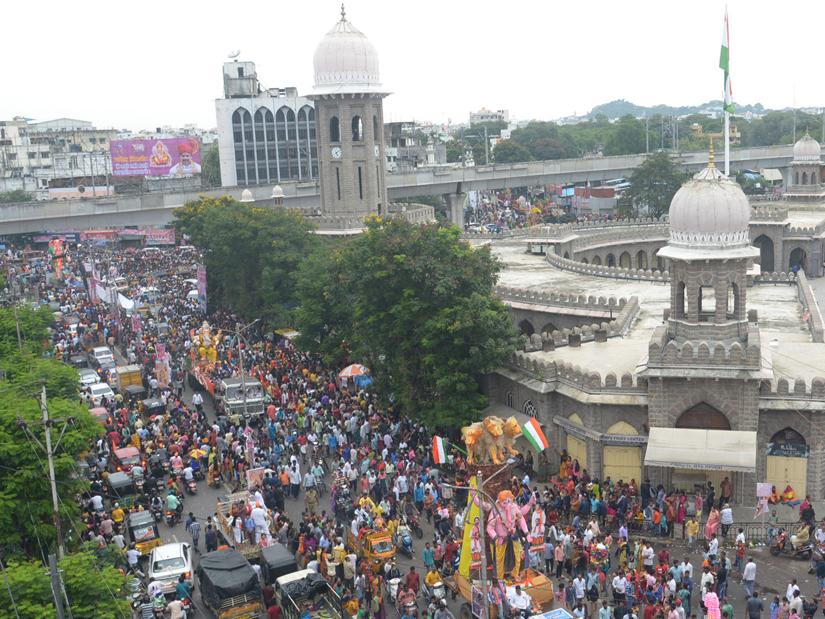 Ganesh nimajjanam in Hyderabad 2022 celerbrations Photo Gallery - Sakshi48