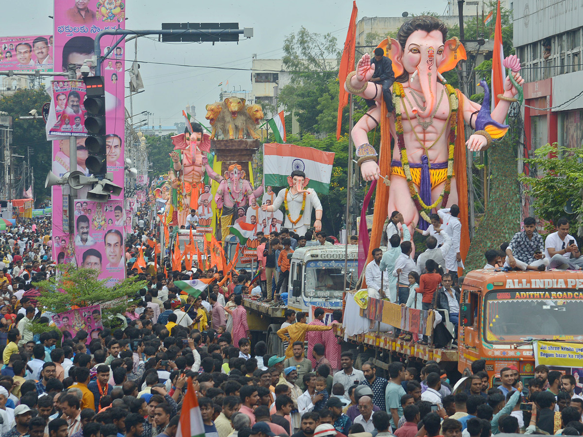 Ganesh nimajjanam in Hyderabad 2022 celerbrations Photo Gallery - Sakshi49