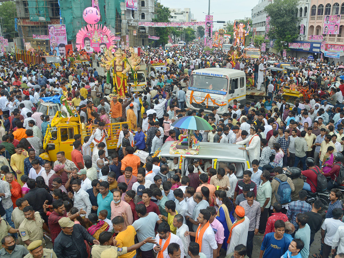 Ganesh nimajjanam in Hyderabad 2022 celerbrations Photo Gallery - Sakshi50