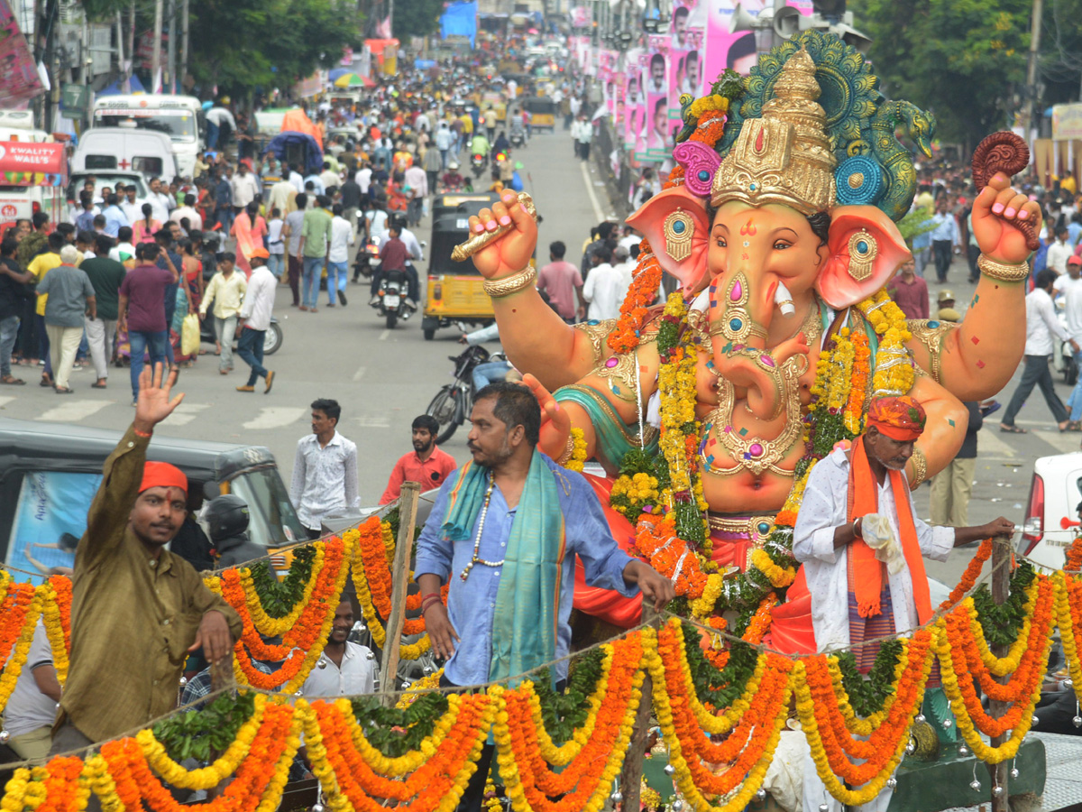 Ganesh nimajjanam in Hyderabad 2022 celerbrations Photo Gallery - Sakshi60