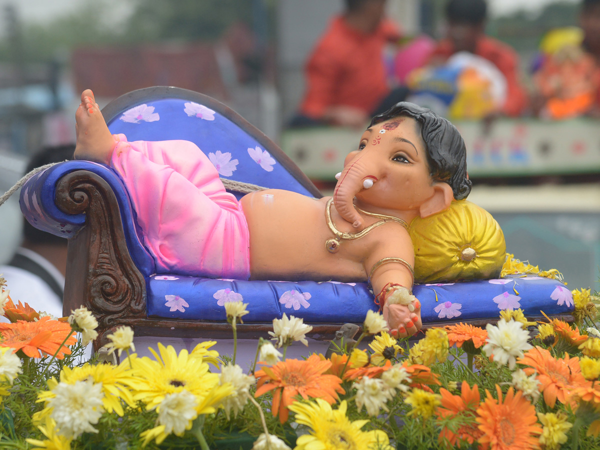 Ganesh nimajjanam in Hyderabad 2022 celerbrations Photo Gallery - Sakshi63