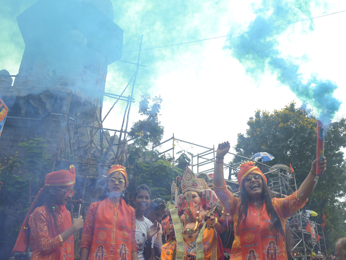 Ganesh nimajjanam in Hyderabad 2022 celerbrations Photo Gallery - Sakshi64