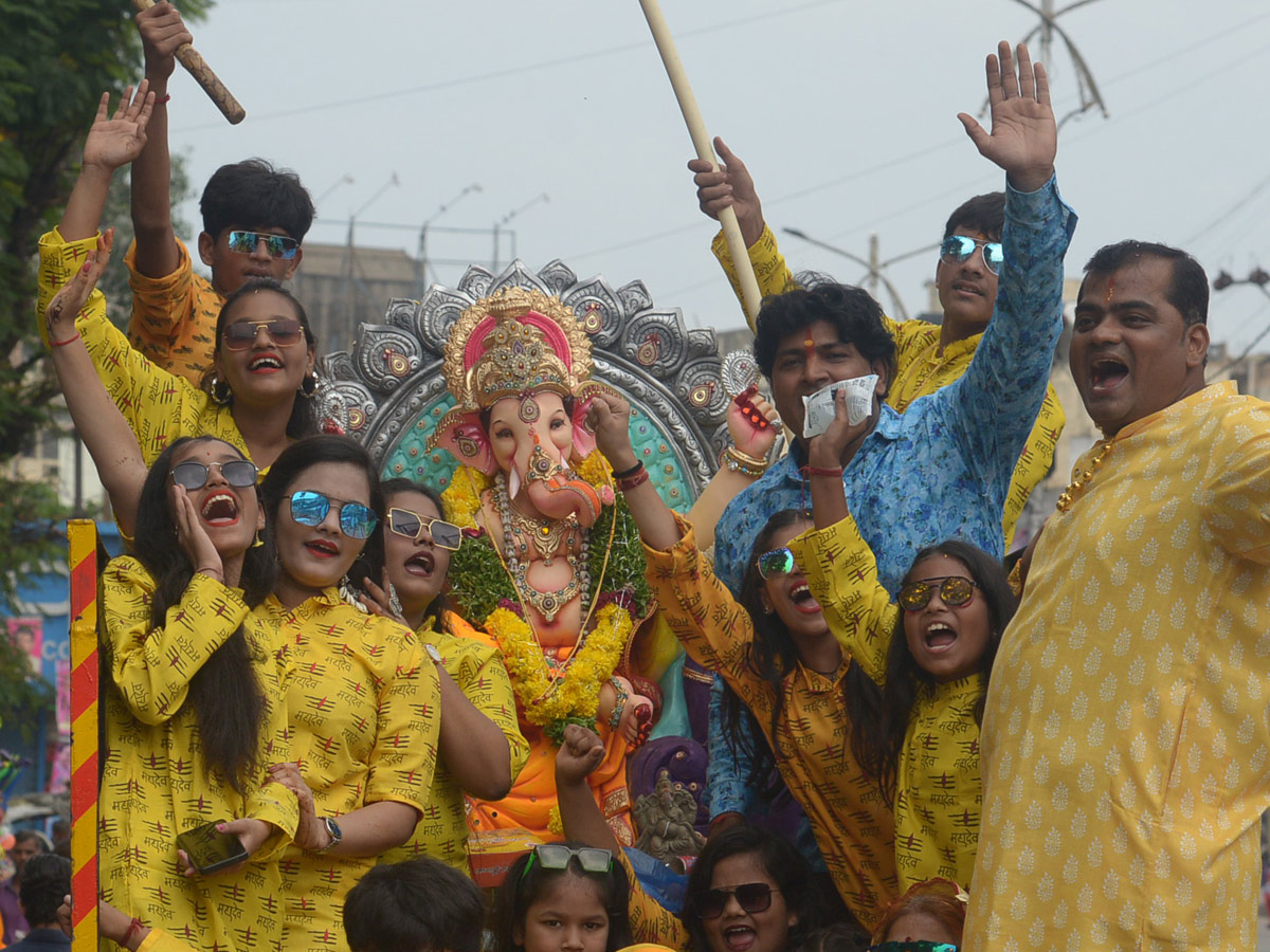 Ganesh nimajjanam in Hyderabad 2022 celerbrations Photo Gallery - Sakshi75