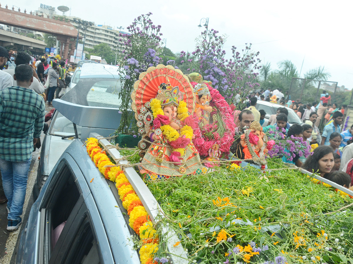 Ganesh nimajjanam in Hyderabad 2022 celerbrations Photo Gallery - Sakshi10