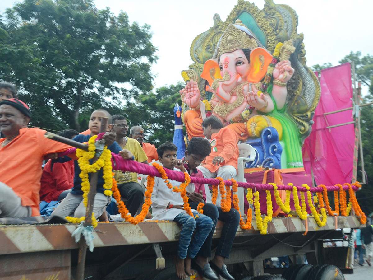 Ganesh nimajjanam in Hyderabad 2022 celerbrations Photo Gallery - Sakshi12