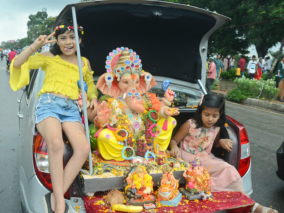 Ganesh nimajjanam in Hyderabad 2022 celerbrations Photo Gallery - Sakshi13