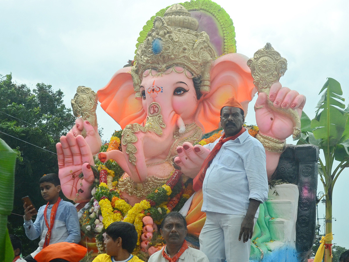 Ganesh nimajjanam in Hyderabad 2022 celerbrations Photo Gallery - Sakshi14