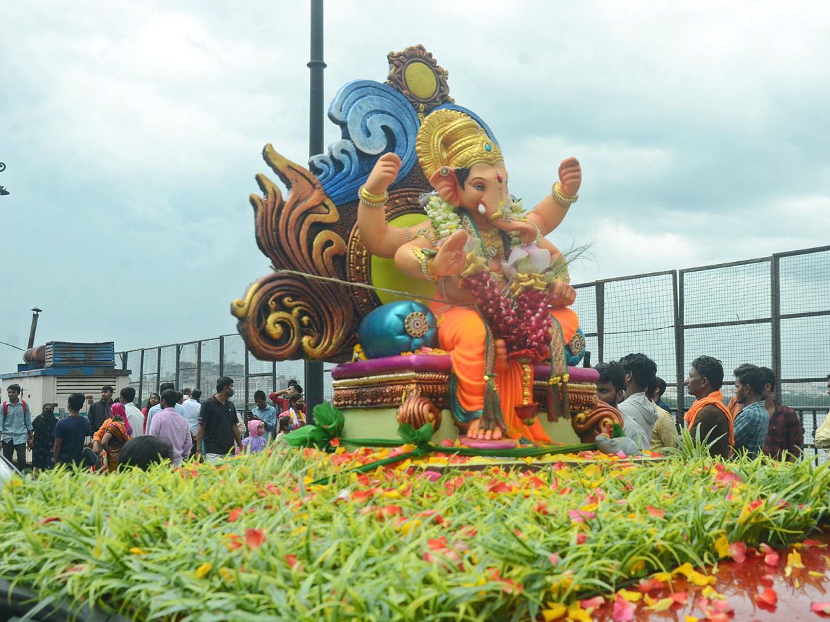 Ganesh nimajjanam in Hyderabad 2022 celerbrations Photo Gallery - Sakshi15