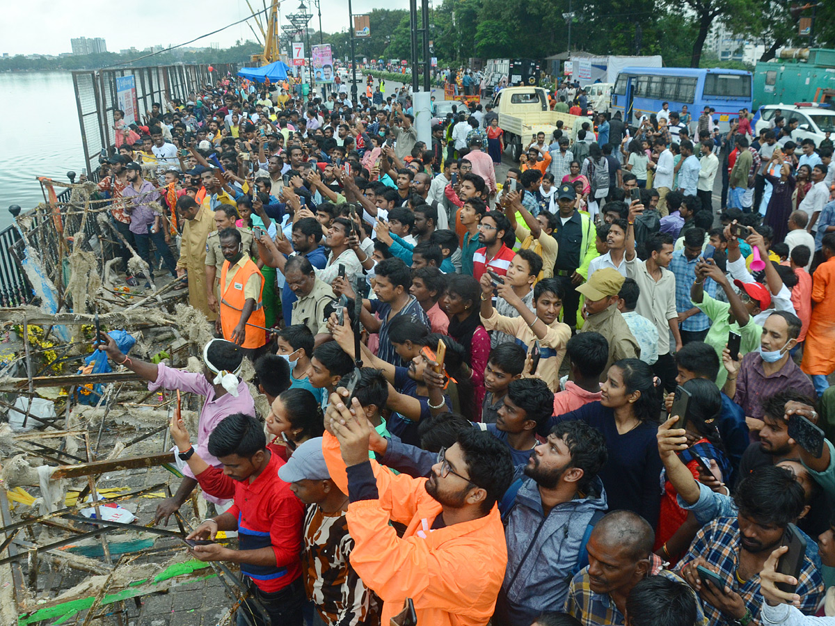 Ganesh nimajjanam in Hyderabad 2022 celerbrations Photo Gallery - Sakshi16