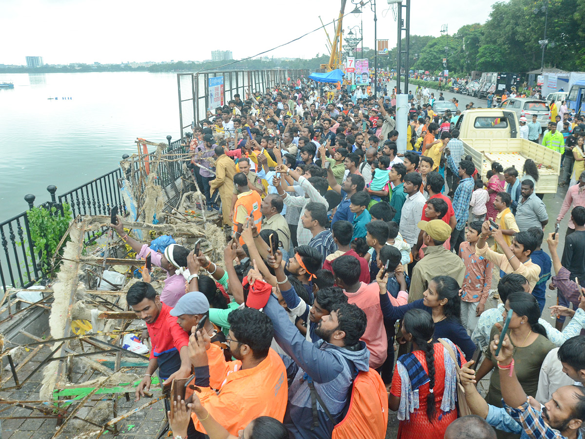 Ganesh nimajjanam in Hyderabad 2022 celerbrations Photo Gallery - Sakshi18