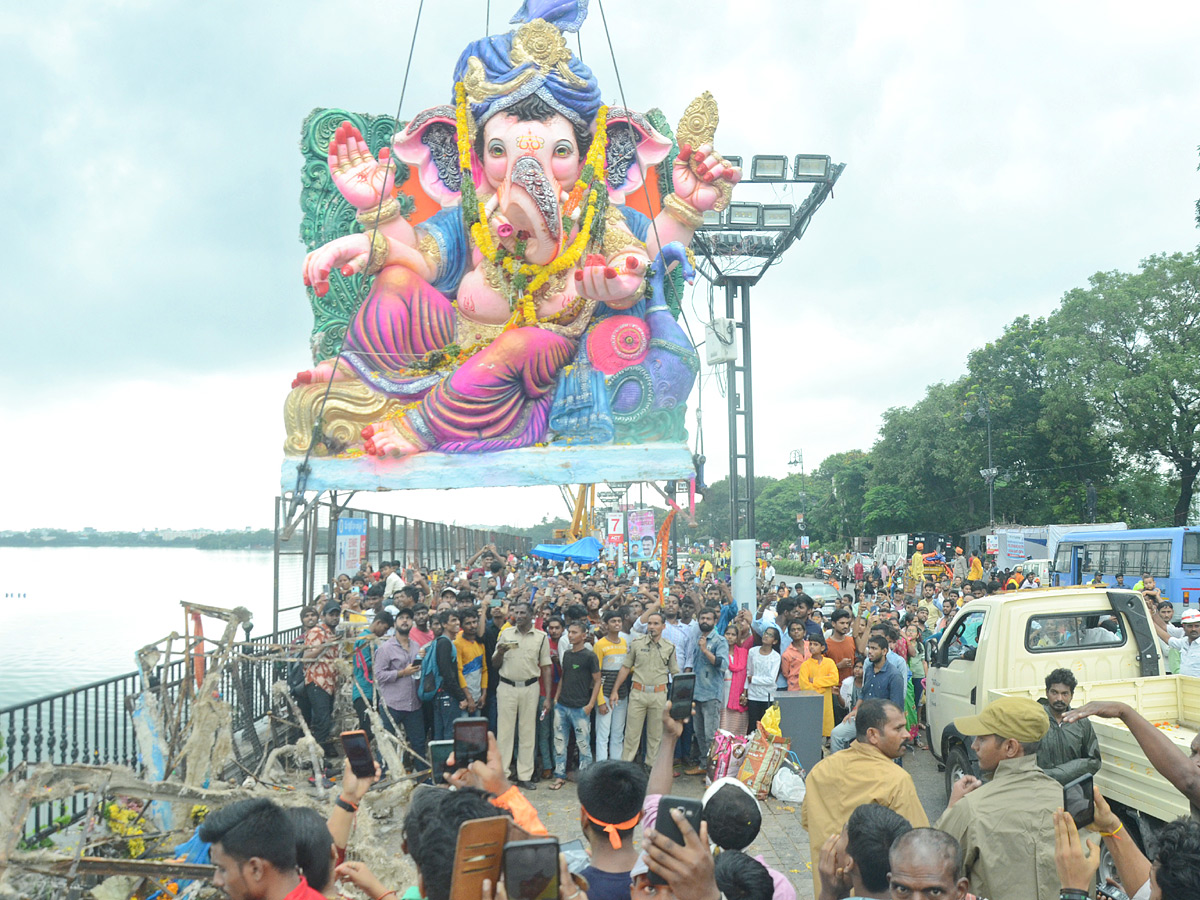 Ganesh nimajjanam in Hyderabad 2022 celerbrations Photo Gallery - Sakshi19