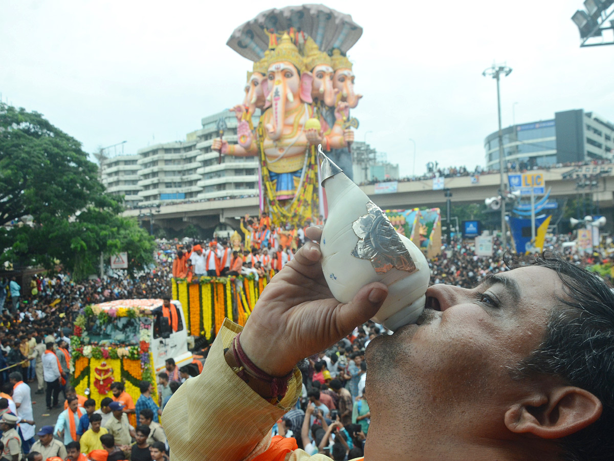 Ganesh nimajjanam in Hyderabad 2022 celerbrations Photo Gallery - Sakshi1