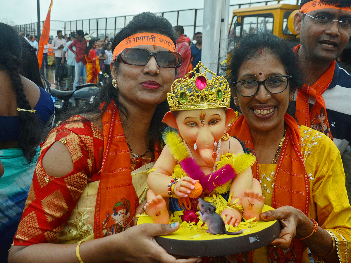 Ganesh nimajjanam in Hyderabad 2022 celerbrations Photo Gallery - Sakshi20