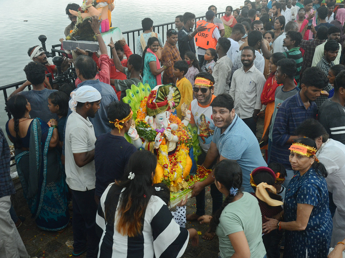 Ganesh nimajjanam in Hyderabad 2022 celerbrations Photo Gallery - Sakshi22