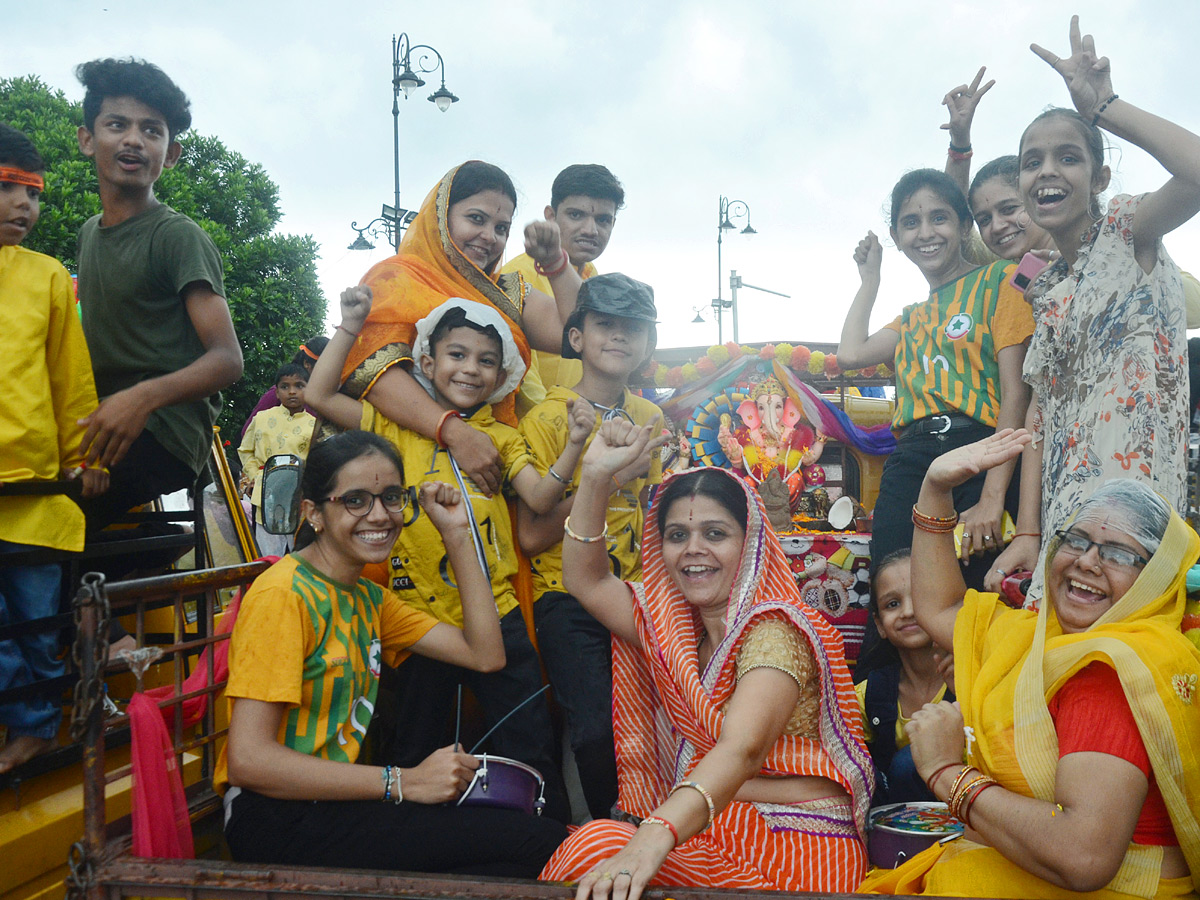 Ganesh nimajjanam in Hyderabad 2022 celerbrations Photo Gallery - Sakshi25