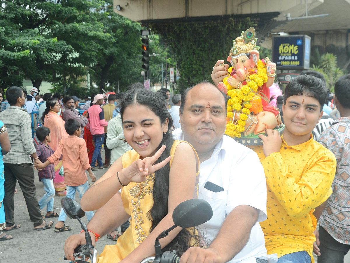 Ganesh nimajjanam in Hyderabad 2022 celerbrations Photo Gallery - Sakshi27