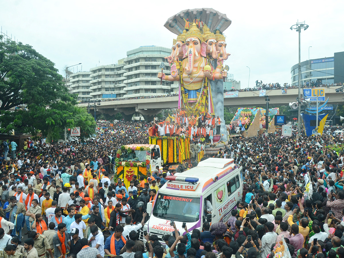 Ganesh nimajjanam in Hyderabad 2022 celerbrations Photo Gallery - Sakshi3