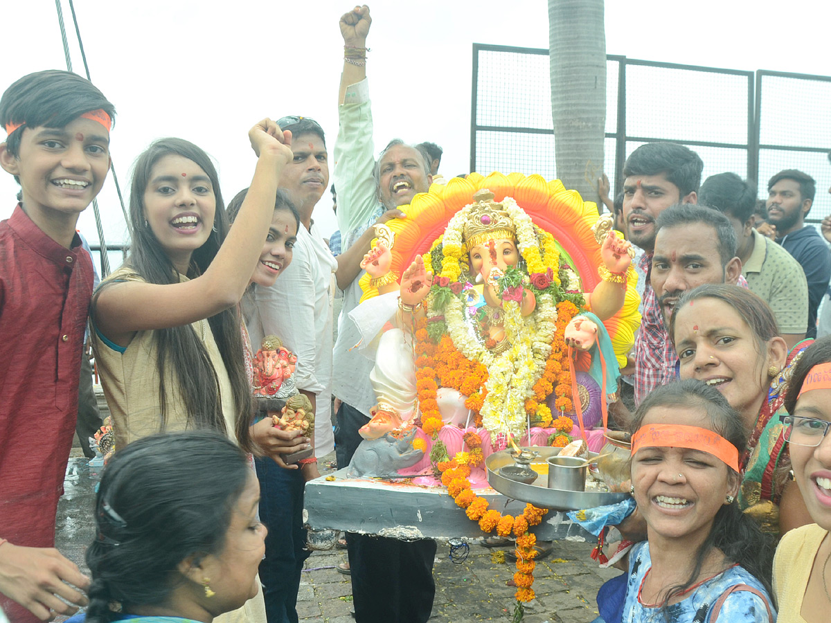 Ganesh nimajjanam in Hyderabad 2022 celerbrations Photo Gallery - Sakshi31