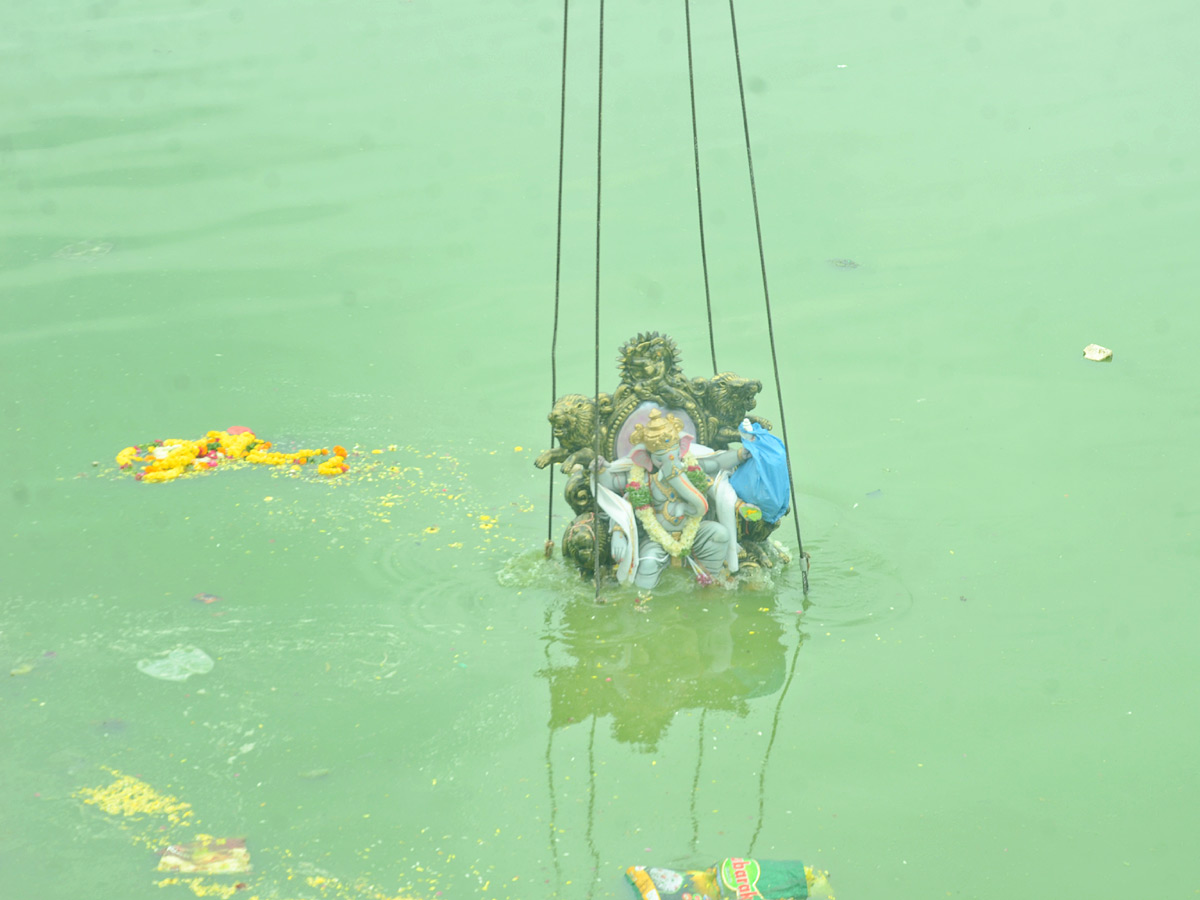 Ganesh nimajjanam in Hyderabad 2022 celerbrations Photo Gallery - Sakshi32