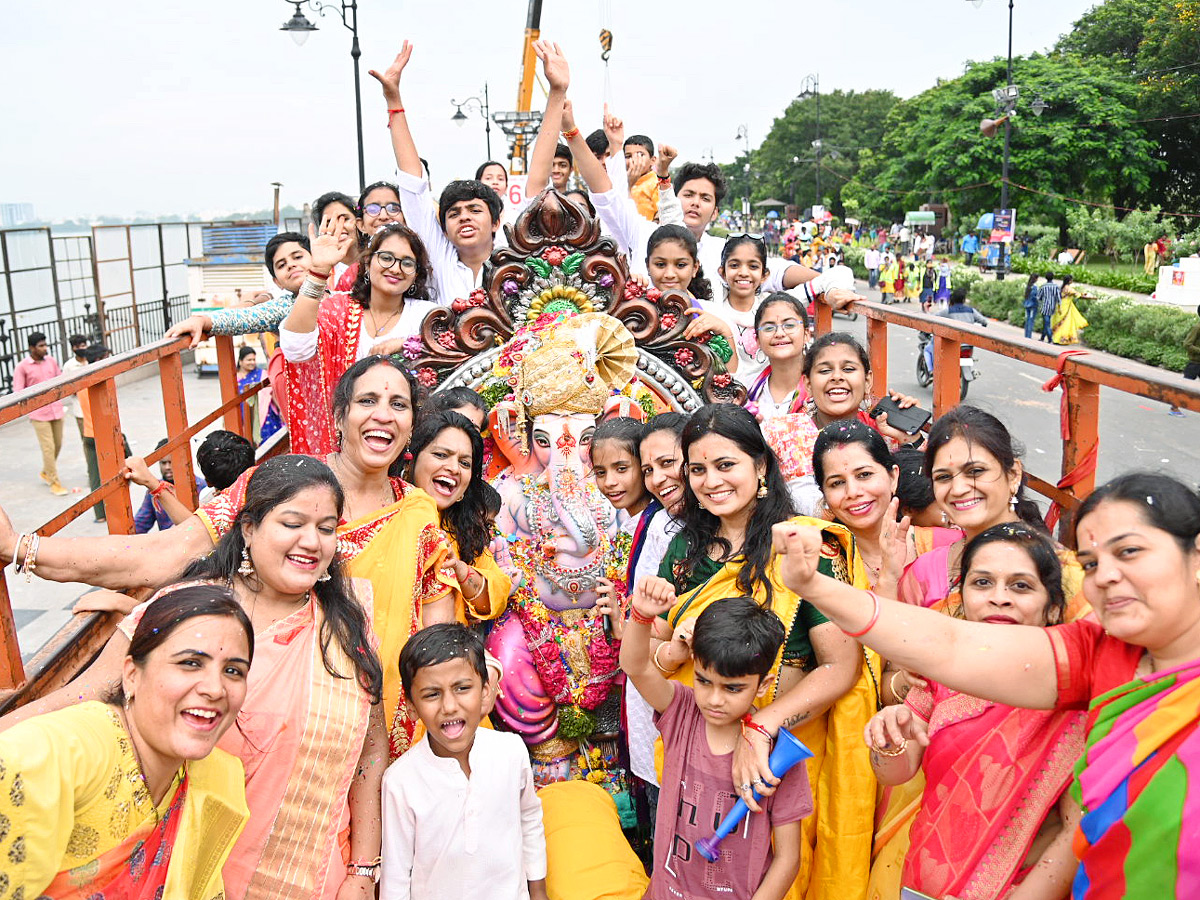 Ganesh nimajjanam in Hyderabad 2022 celerbrations Photo Gallery - Sakshi36