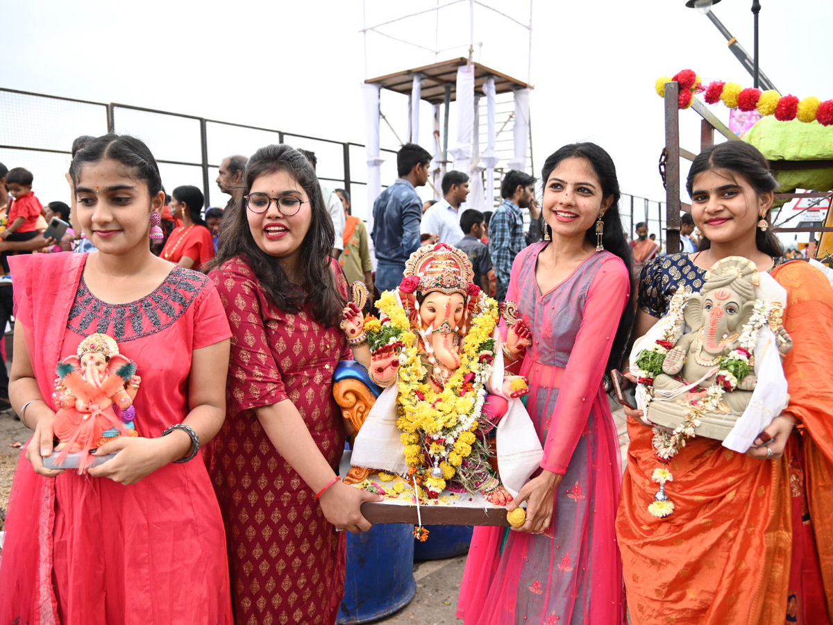 Ganesh nimajjanam in Hyderabad 2022 celerbrations Photo Gallery - Sakshi37