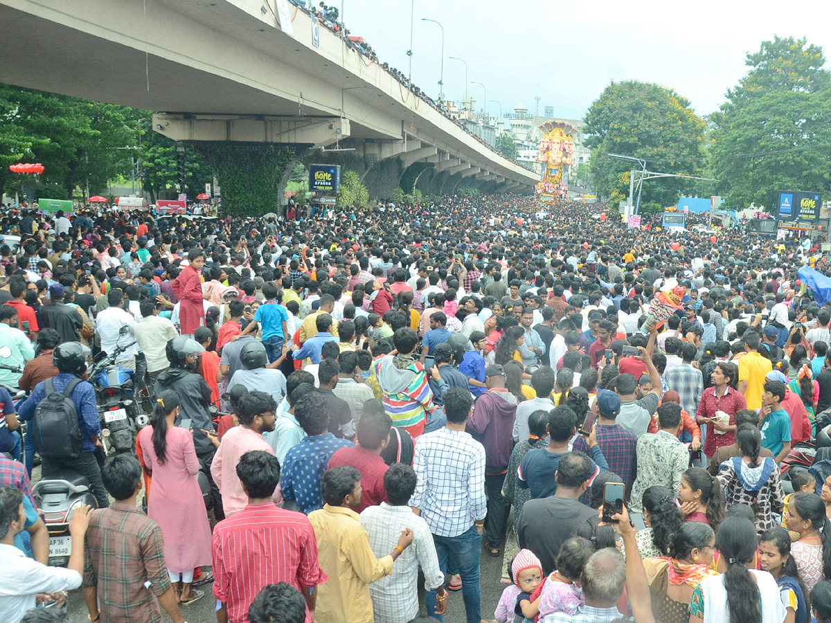 Ganesh nimajjanam in Hyderabad 2022 celerbrations Photo Gallery - Sakshi4