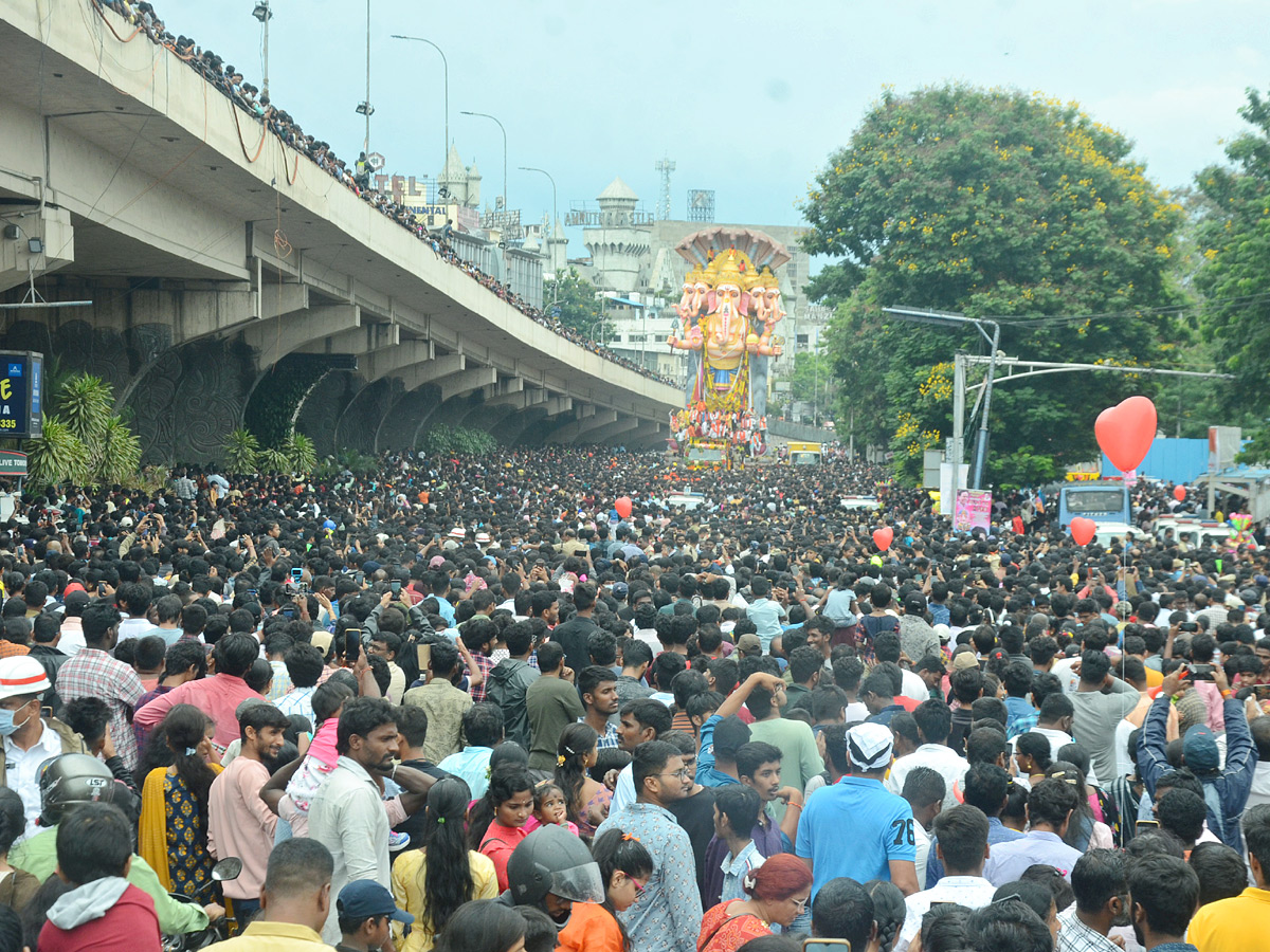 Ganesh nimajjanam in Hyderabad 2022 celerbrations Photo Gallery - Sakshi5