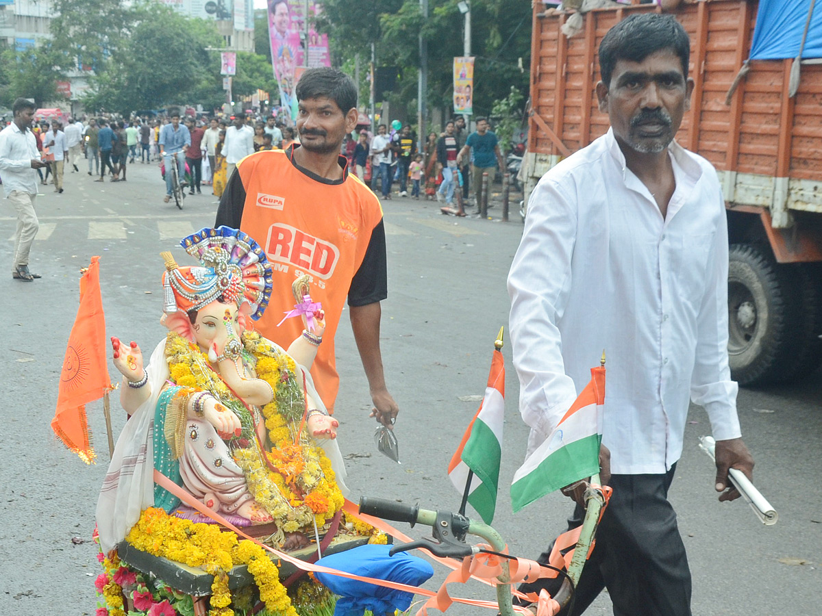 Ganesh nimajjanam in Hyderabad 2022 celerbrations Photo Gallery - Sakshi8