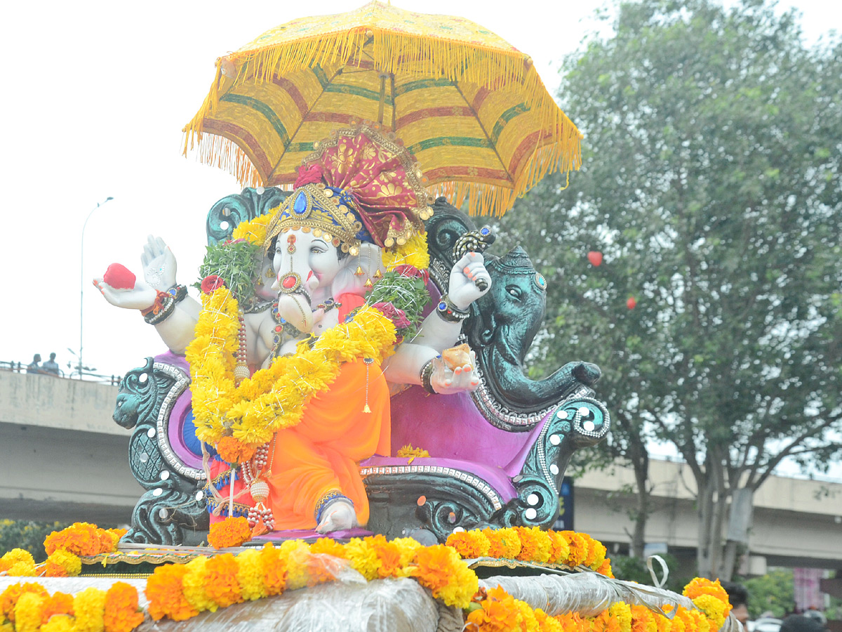 Ganesh nimajjanam in Hyderabad 2022 celerbrations Photo Gallery - Sakshi9