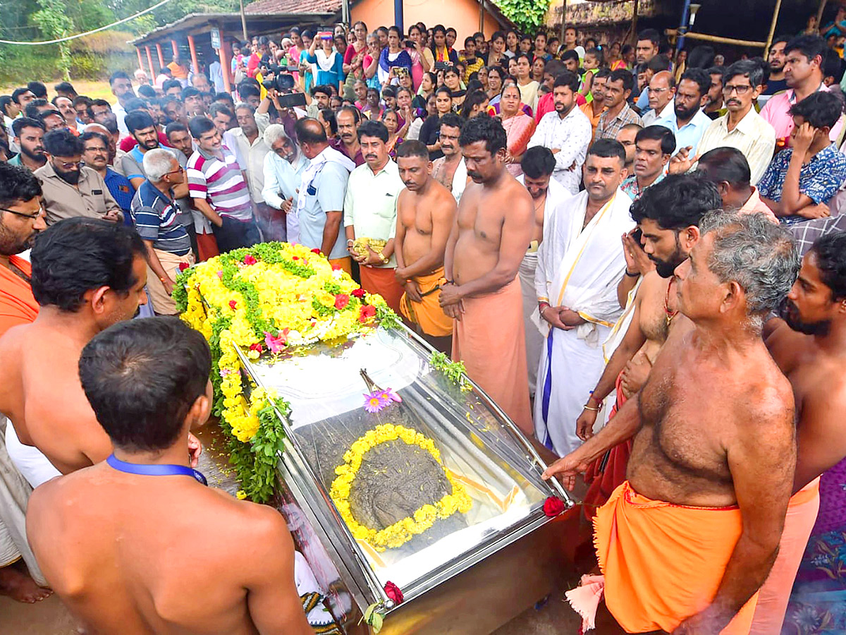 Devotees Pay Tears Tribute To Kerala Vegetarian Crocodile Babiya - Sakshi17