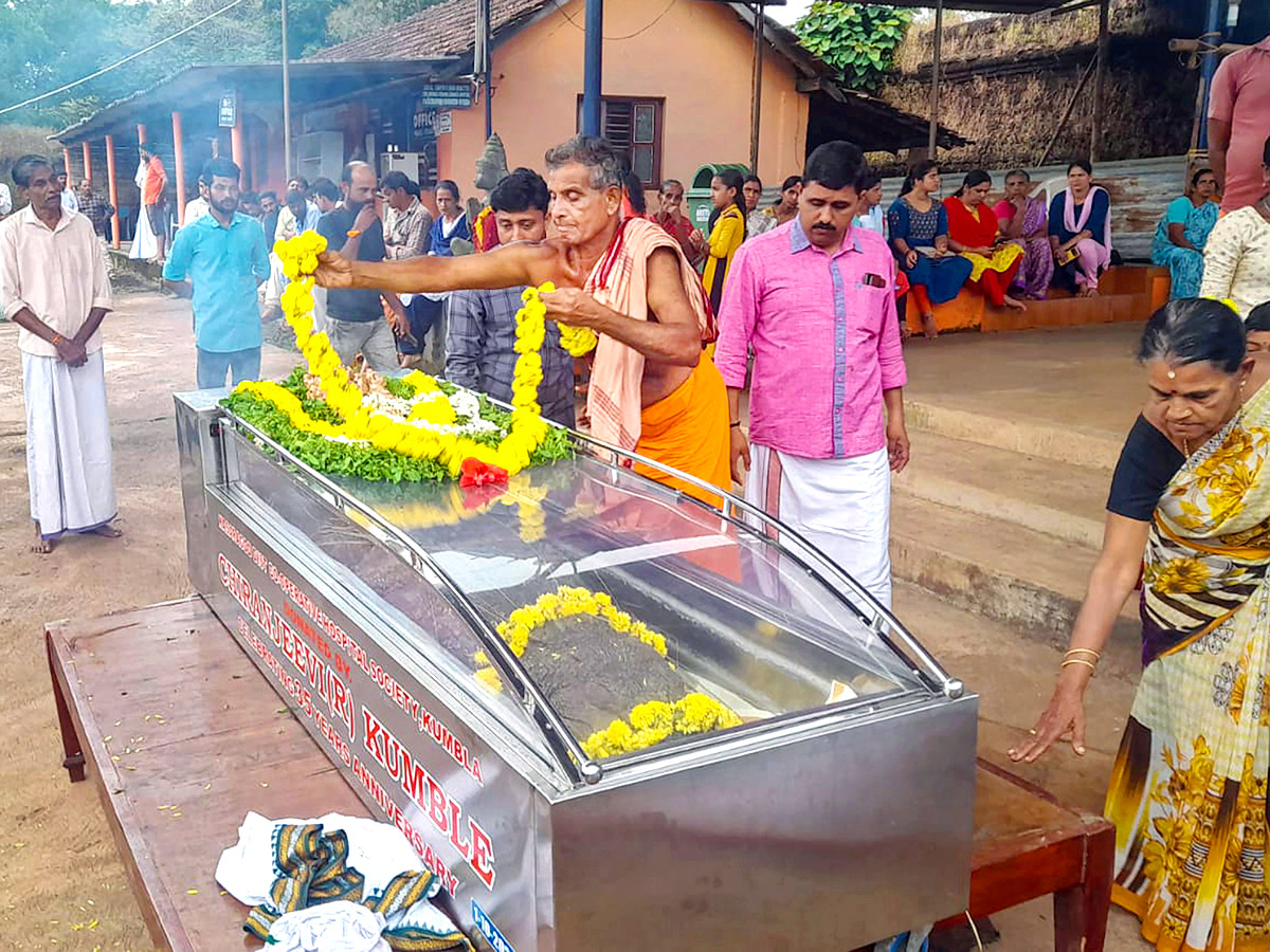 Devotees Pay Tears Tribute To Kerala Vegetarian Crocodile Babiya - Sakshi18