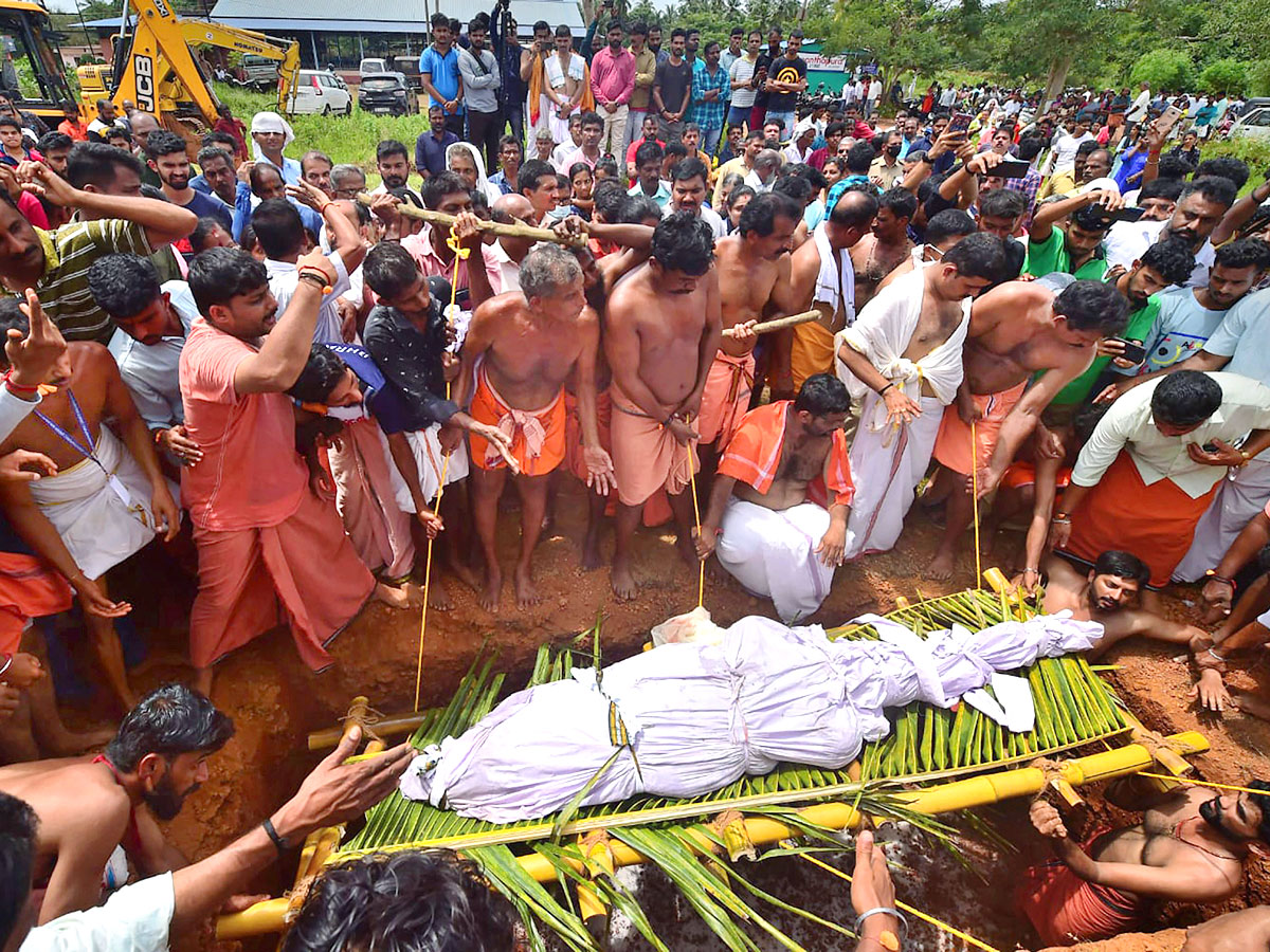 Devotees Pay Tears Tribute To Kerala Vegetarian Crocodile Babiya - Sakshi19