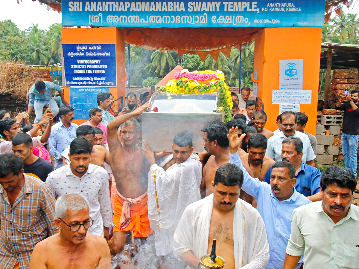 Devotees Pay Tears Tribute To Kerala Vegetarian Crocodile Babiya - Sakshi11