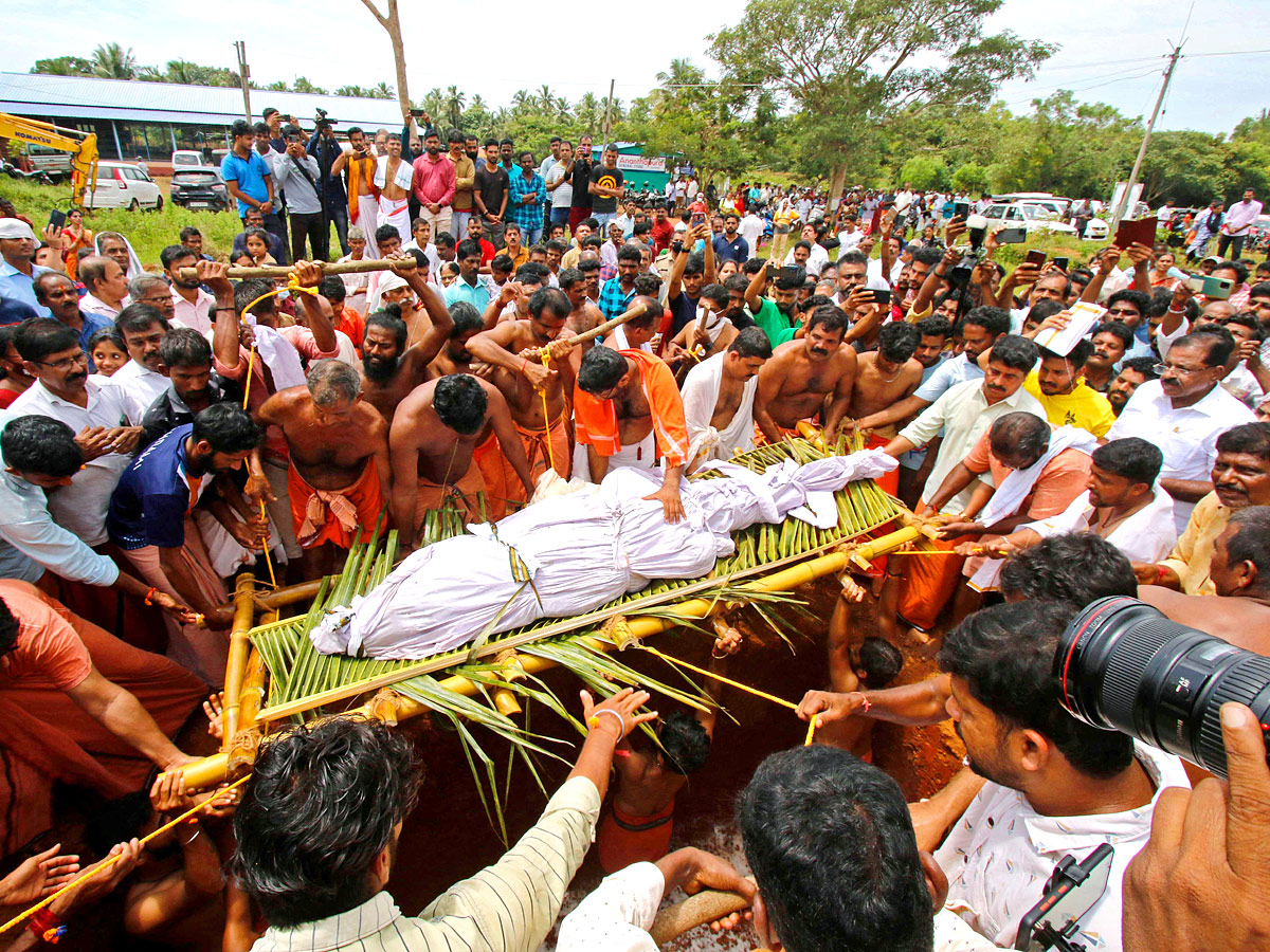 Devotees Pay Tears Tribute To Kerala Vegetarian Crocodile Babiya - Sakshi12