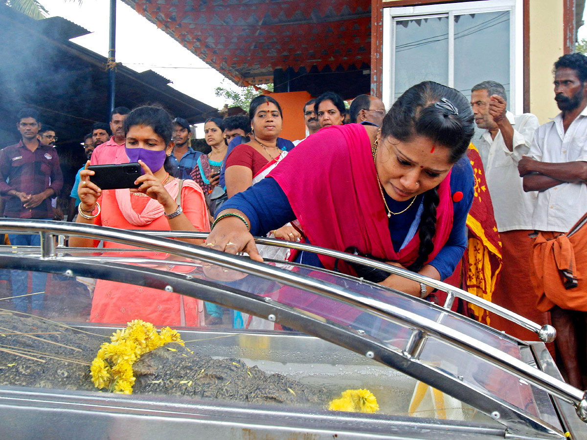 Devotees Pay Tears Tribute To Kerala Vegetarian Crocodile Babiya - Sakshi13