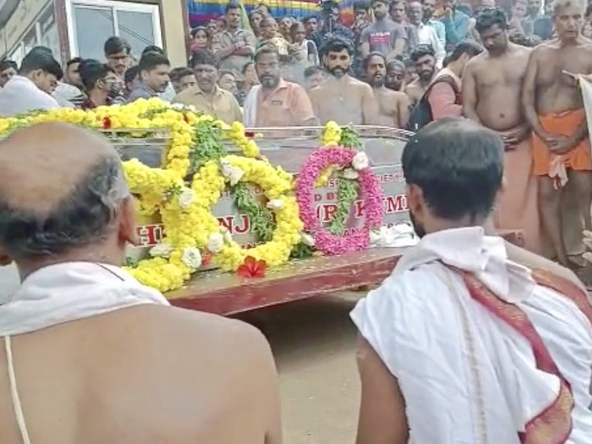 Devotees Pay Tears Tribute To Kerala Vegetarian Crocodile Babiya - Sakshi14