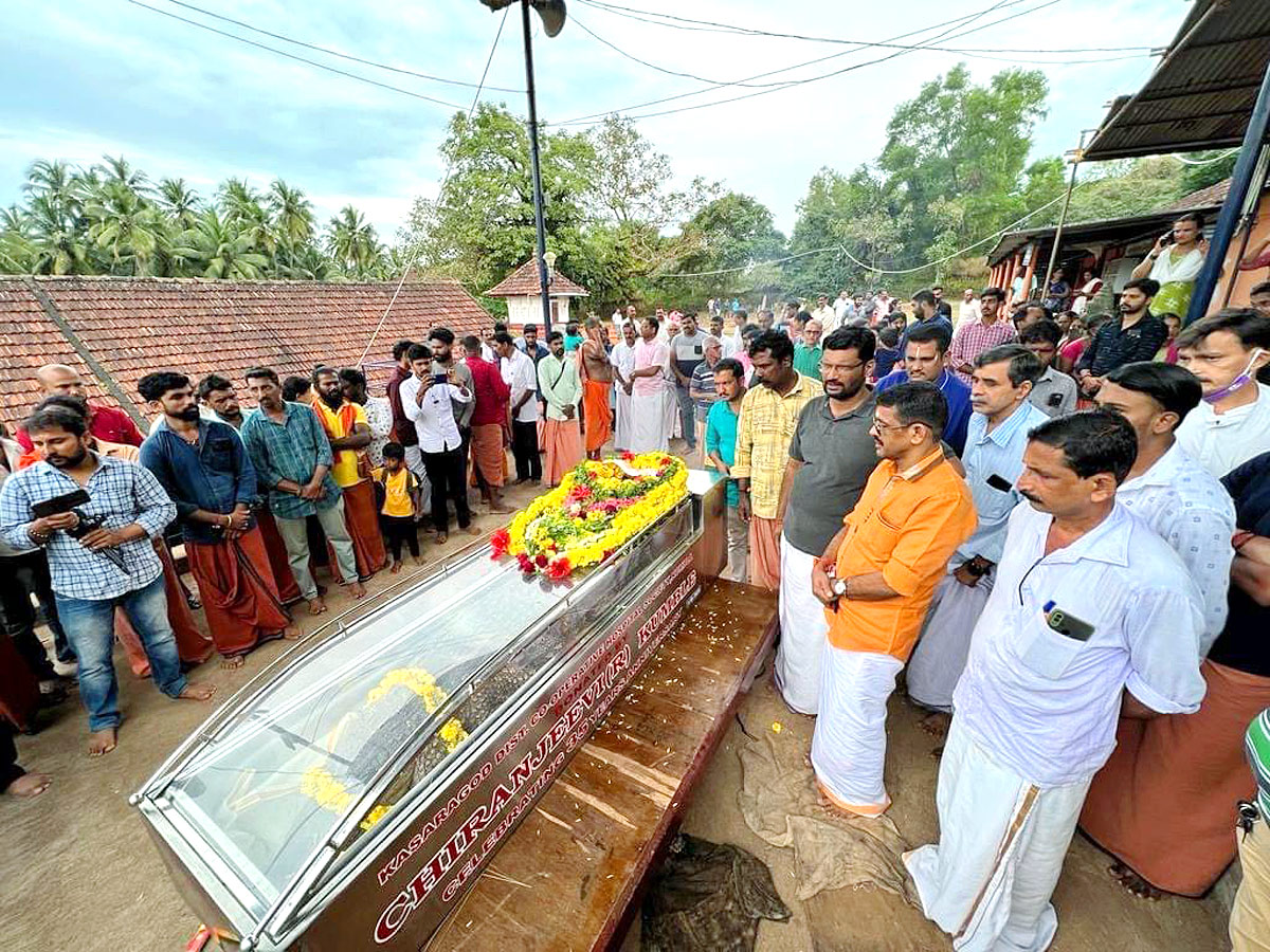 Devotees Pay Tears Tribute To Kerala Vegetarian Crocodile Babiya - Sakshi2