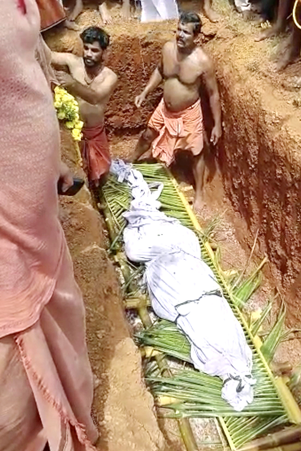 Devotees Pay Tears Tribute To Kerala Vegetarian Crocodile Babiya - Sakshi20