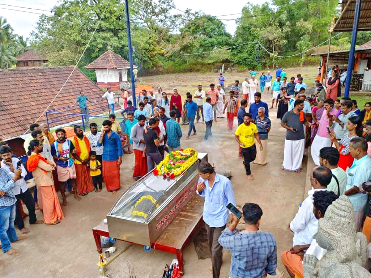 Devotees Pay Tears Tribute To Kerala Vegetarian Crocodile Babiya - Sakshi6