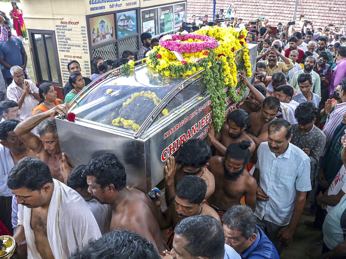 Devotees Pay Tears Tribute To Kerala Vegetarian Crocodile Babiya - Sakshi8