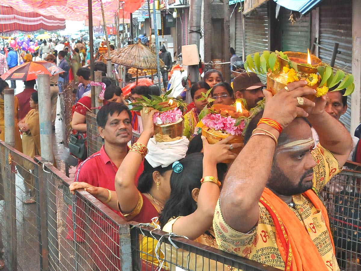 Sri Pydithalli Ammavari Sirimanotsavam Ustsavam Begins at Vizianagaram - Sakshi15