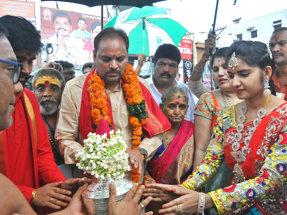 Sri Pydithalli Ammavari Sirimanotsavam Ustsavam Begins at Vizianagaram - Sakshi16