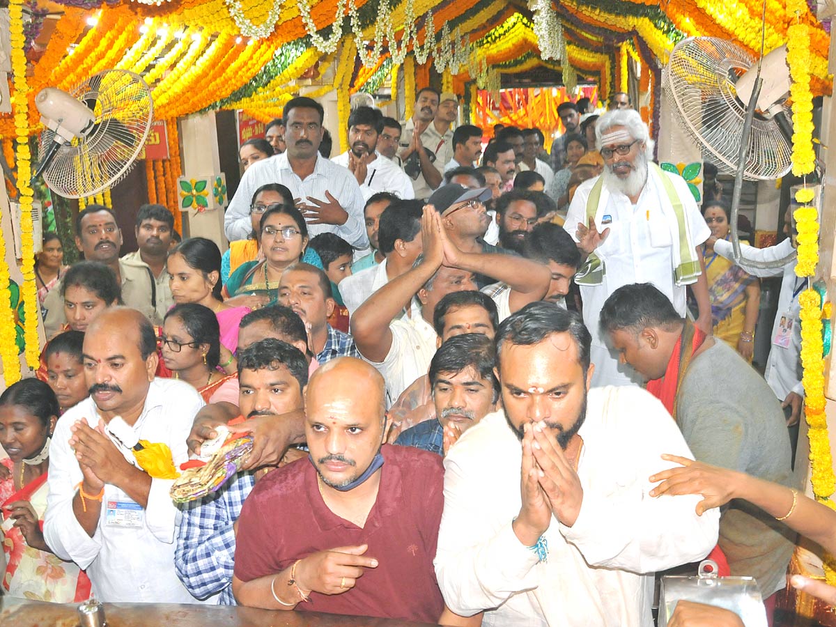 Sri Pydithalli Ammavari Sirimanotsavam Ustsavam Begins at Vizianagaram - Sakshi6