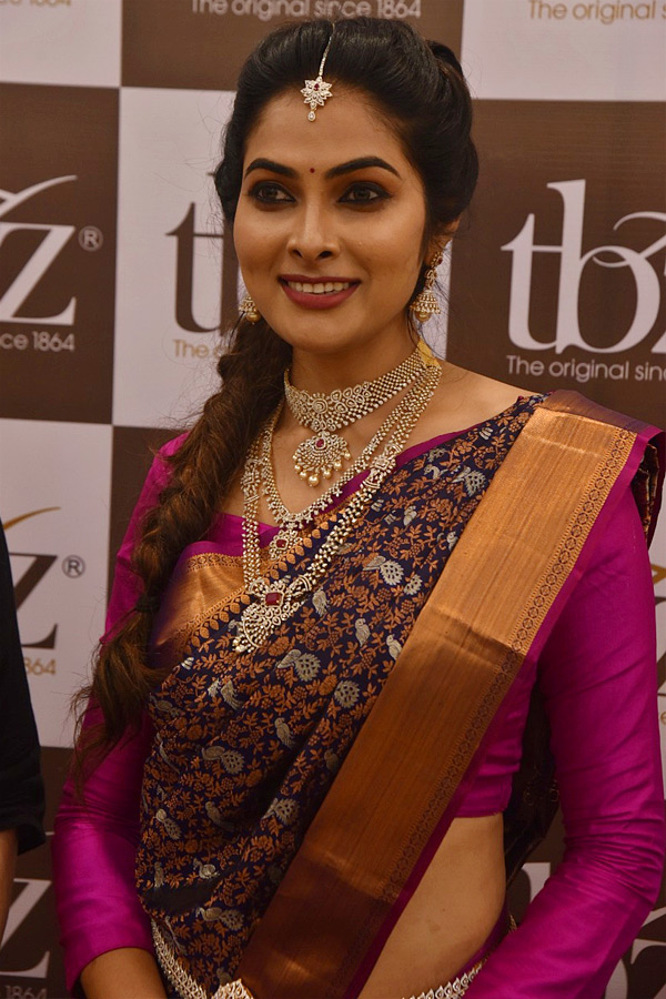 Divi Vadthya Launches Jewellery Store in Panjagutta Photo Gallery - Sakshi8