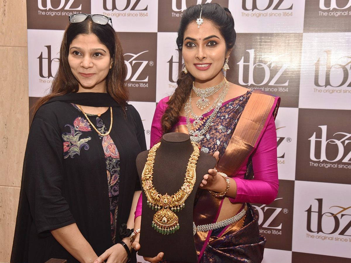 Divi Vadthya Launches Jewellery Store in Panjagutta Photo Gallery - Sakshi3