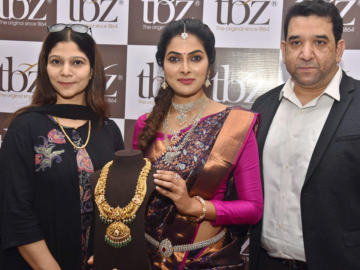 Divi Vadthya Launches Jewellery Store in Panjagutta Photo Gallery - Sakshi1